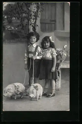 AK Zwei Kinder mit Schweinen an der Leine