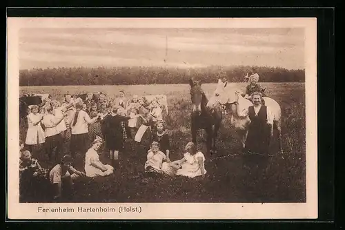 AK Hartenholm / Holstein, Kinder des Ferienheims mit Pferden auf einer Koppel