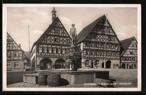 AK Dornstetten / Schwarzwald, Marktplatz mit Brunnen