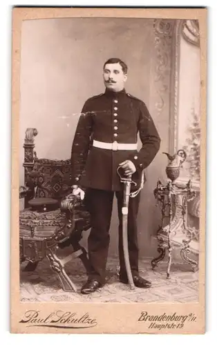 Fotografie Paul Schultze, Brandenburg a. H., Hauptstrasse 19, Uniformierter Krieger mit Säbel und Portepee