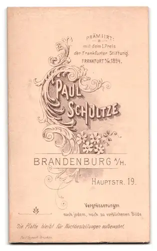 Fotografie Paul Schultze, Brandenburg a. H., Hauptstrasse 19, Uniformierter Krieger mit Säbel und Portepee