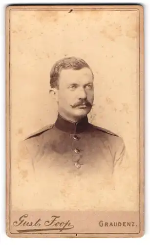 Fotografie Gust. Joop, Graudenz, Graben-Strasse 26, Uniformierter Soldat im Portrait