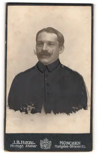 Fotografie J.B. Hiebl, München, Montgelas-Strasse 35, Soldat mit prächtigem Schnauzer in Uniform