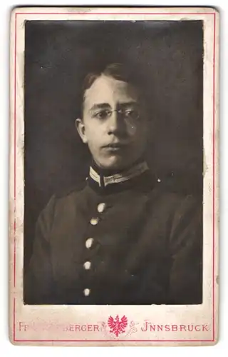 Fotografie Fr. Untersberger, Innsbruck, Junger Gardesoldat in Uniform mit Zwicker