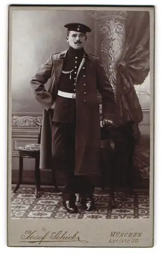 Fotografie Josef Schick, München, Loristrasse 30, Portrait eines uniformierten Soldat