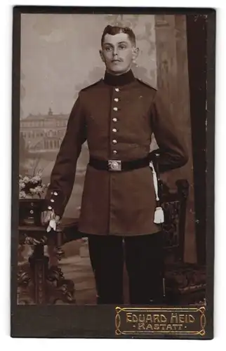 Fotografie Eduard Heid, Rastatt, Kriegerstrasse 19, Portrait eines Soldat in Uniform mit Bajonett und Portepee