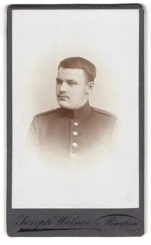 Fotografie Joseph Werner, München, Isarthorstrasse 2, Portrait eines jungen Soldaten in Uniform