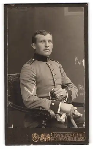 Fotografie Karl Hertlein, Stuttgart, Rotebühlstrasse 35, Soldat in Uniform mit Säbel und Portepee, Ärmelabzeichen