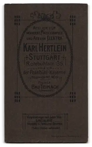 Fotografie Karl Hertlein, Stuttgart, Rotebühlstrasse 35, Soldat in Uniform mit Säbel und Portepee, Ärmelabzeichen