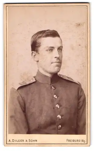 Fotografie A. Dilger & Sohn, Freiburg i. Bg., Rheinstrasse 30, Soldat des IR 113 in Uniform