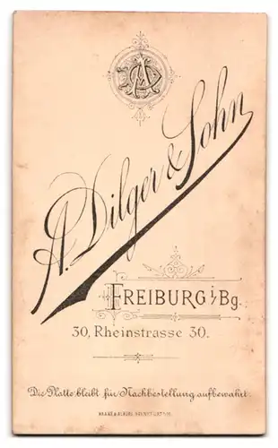 Fotografie A. Dilger & Sohn, Freiburg i. Bg., Rheinstrasse 30, Soldat des IR 113 in Uniform