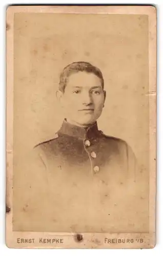 Fotografie Ernst Kempke, Freiburg i. B., Kaiser-Strasse 25a, Junger Soldat in Uniform im Portrait