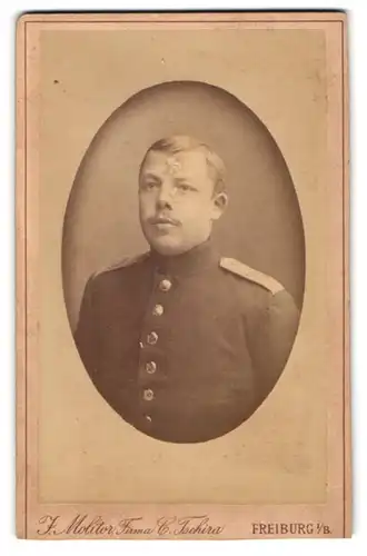 Fotografie J. Molitor, Freiburg i. B., Karthäuser-Strasse 4, Soldat in Uniform, IR 113