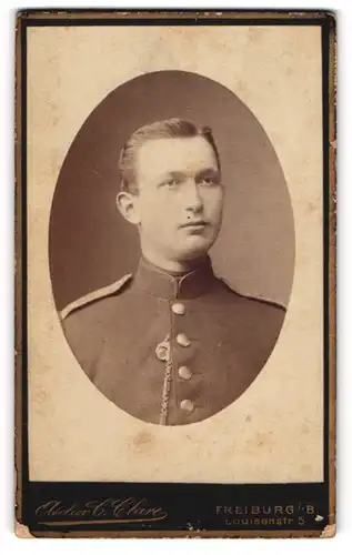 Fotografie Atelier C. Clare, Freiburg i. B., Louisenstrasse 5, Portrait eines jungen Soldats in Uniform