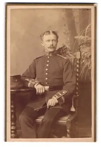 Fotografie Georg Dickhaut, Düsseldorf, Breitestrasse 7, Uffz. in Uniform mit Bajonett und Portepee