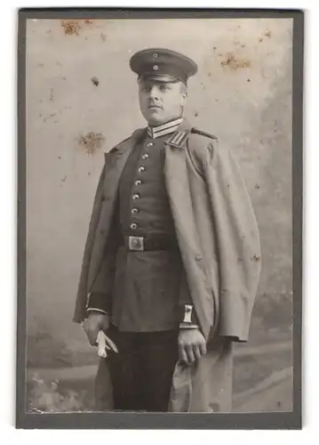Fotografie unbekannter Fotograf und Ort, Gardesoldat in Uniform mit Mantel