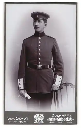 Fotografie Sev. Schoy, Colmar i. Els., Stanislausstrasse 4, Junger Soldat in Uniform mit Bajonett