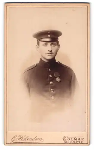 Fotografie G. Heckendorn, Colmar, Schulplatz 2, Junger Soldat in Uniform mit Orden