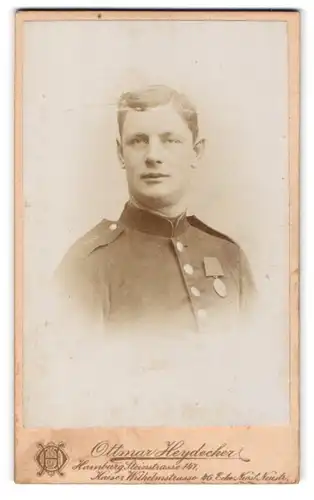 Fotografie Ottmar Heydecker, Hamburg, Steinstrasse 147, Soldat mit Orden in Uniform, IR 1