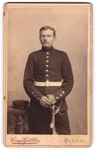 Fotografie Cuno Güttler, Breslau, Uniformierter Soldat mit Säbel und Portepee
