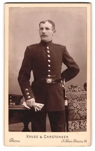 Fotografie Kruse & Carstensen, Thorn, Schloss-Strasse 14, Gestandener Soldat in Uniform mit Bajonett und Portepee