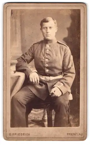 Fotografie G. Friedrich, Prenzlau, Baustrasse 326, Uniformierter Soldat mit Bajonett und Portepee
