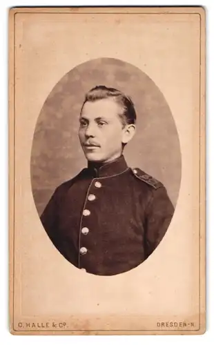 Fotografie O. Halle & Co., Dresden-N., Königsbrückerstrasse 33, Junger Soldat in Uniform, Jäger-Rgt. 108