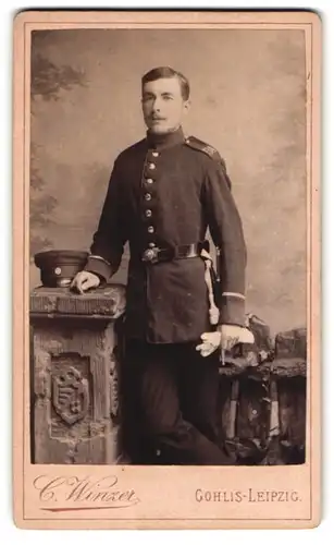 Fotografie C. Winzer, Gohlis-Leipzig, Leipziger Strasse 7, Soldat des IR 134 in Uniform mit Portepee und Bajonett