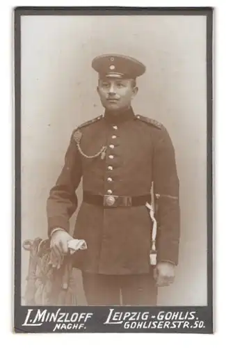 Fotografie L. Minzloff, Leipzig-Gohlis, Gohliserstrasse 50, Soldat mit Schützenschnur, Portepee und Bajonett in Uniform