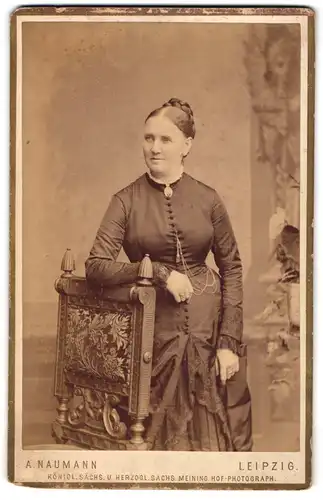 Fotografie Alfred Naumann, Leipzig, Doreotheen-Strasse, Bürgerliche Dame lehnt am Stuhl