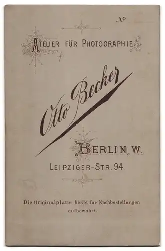 Fotografie Otto Becker, Berlin, Leipziger-Str. 94, Bürgerliches Paar in hübscher Kleidung
