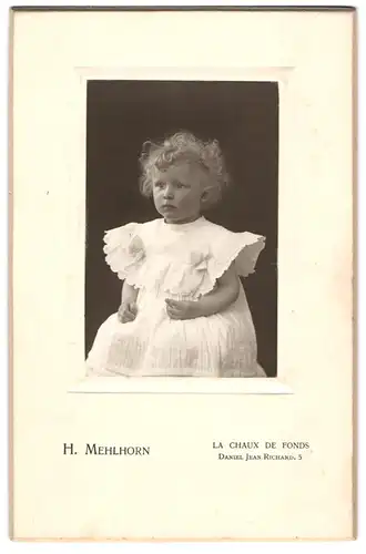 Fotografie H. Mehlhorn, La Chaux de Fonds, Daniel Jean Richard 5, Kleines Mädchen im weissen Kleid