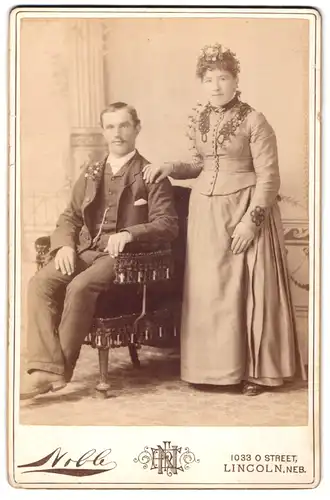 Fotografie Noble, Lincoln, Neb., 1033, O Street, Junges Paar in hübscher Kleidung
