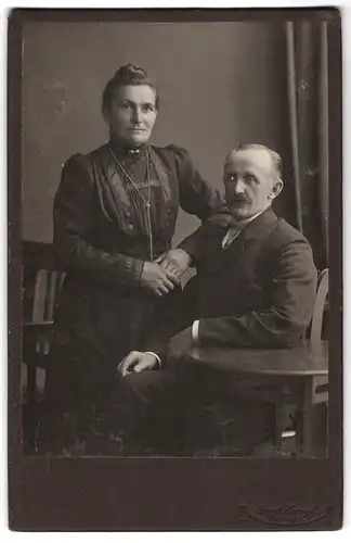 Fotografie Georg Koczyk, Coswig i. S., Bürgerliches Paar in hübscher Kleidung