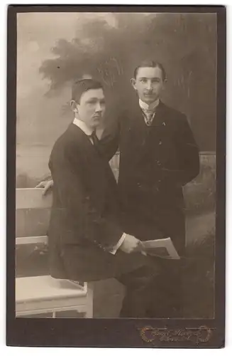 Fotografie Emil Bartsch, Eibau i. S., Zwei junge Herren im Anzug mit Krawatte