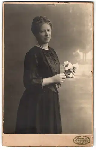 Fotografie Hermann Luh, Seifhennersdorf i. S., Junge Dame in modischer Kleidung