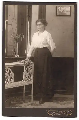 Fotografie Emil Roitsch, Eibau i. S., Junge Dame in Bluse und Rock