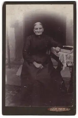 Fotografie Albert Fabinger, Markneukirchen, Krummestrasse, Ältere Dame im Kleid mit Kragenbrosche