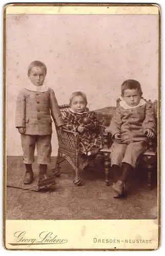 Fotografie Georg Lüders, Dresden-Neustadt, Bautzenerstr. 81, Zwei Jungen in Anzügen mit einem Kleinkind