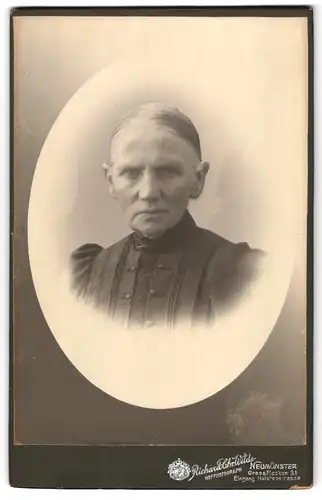 Fotografie Richard Chr. Wilde, Neumünster, Grossflecken 31, Alte Frau mit Segelohren und Mittelscheitel