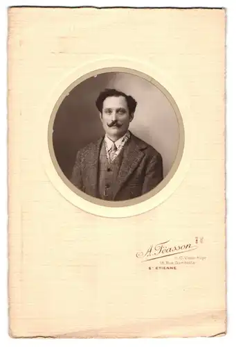 Fotografie A. Féasson, St. Etienne, C. Victor Hugo 11, Eleganter Herr mit Locken und Zwirbelschnauzer