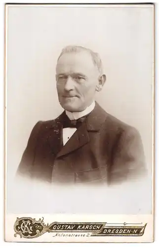 Fotografie Gustav Karsch, Dresden, Antonstrasse 2, Bartloser Herr mit Fliege und grauem Haar