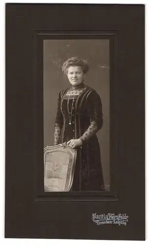 Fotografie Martin Herzfelde, Dresden, Pragerstrasse 7, Freundliche Dame mit ondulierten Haaren im festlichen Kleid