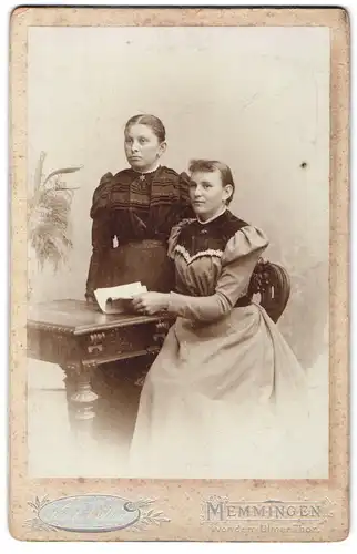 Fotografie Karl Müller, Memmingen, Vor dem Ulmer Thor, Zwei junge Damen in Puffärmel-Kleidern