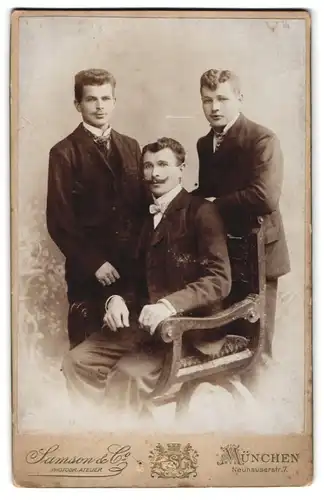 Fotografie Samson & Co., München, Neuhauserstrasse 7, Drei junge Herren mit gewellten Haaren im Sonntagsstaat