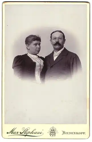 Fotografie Max Stephani, Biedenkopf, Dame in Spitzenbluse und Herr mit Brille und Schnauzer