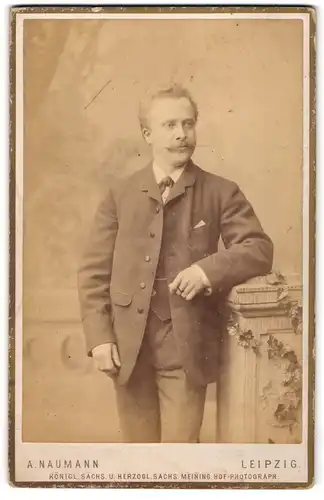 Fotografie Alfred Naumann, Leipzig, Dorotheen-Strasse, Herr mit blonden Haaren und Zwirbelschnauzer im Dreiteiler