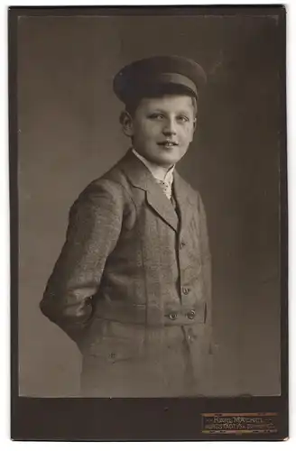 Fotografie Karl Mäckel, Burgstädt /Sa., Böhmestrasse 2, Freundlich blickender Knabe mit Schirmmütze