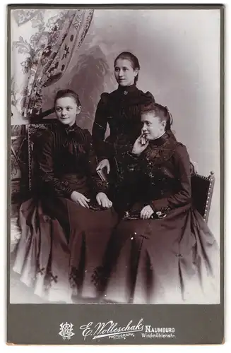 Fotografie E. Wolleschak, Naumburg, Windmühlenstrasse, Drei junge Mädchen in eleganten dunklen Kleidern