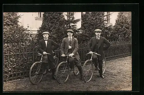 AK Drei Studenten mit ihren Fahrrädern